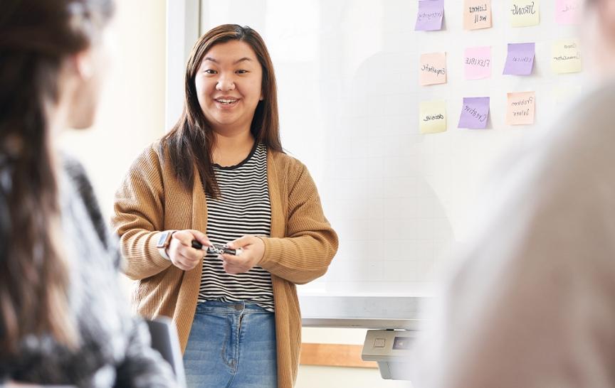 澳门水利博彩官方网站 student presenting in front of white board